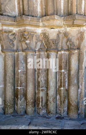 Villavega de Aguilar, Kirche San Juan Bautista, romanisch 12.-13. Jahrhundert. Tür. Gemeinde Aguilar de Campoo, Montaña Palentina, Palencia Provin Stockfoto