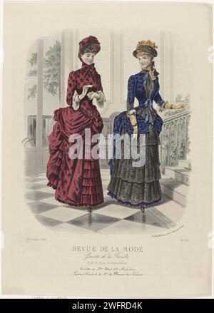 Fashion Review, Family gazette, 1883, 12. Jahr, Nr. 612: Toiletten von M.MES Vidal (...), E. Cheffer, 1883 zwei Frauen am Boden einer Treppe in einem Flur, gekleidet in vidal-Kleider. Links: Kleid in durchgehendem Rot mit dunkelrotem Blattmotiv. Drei Viertel der Ärmel mit Bündchen aus Spitze. Tablier (?) Mit zerknitterten Stoffstreifen. Passender Hut mit Schleifenbändern. Rechts: Kleid aus blauem Stoff mit Blumenmuster und schwarzer Seite. Korpus in der Mitte vorne mit drei hellblauen Bögen. Schwarzer Hut mit gelben Blumen und schwarz-gelben Schleifenbändern. Mit einer Zeile Werbetext für verschiedene Stockfoto