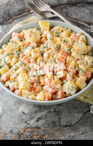 Der brasilianische Gaucho-Kartoffelsalat vereint die besten Sommeraromen von Kartoffeln und gegrilltem Zuckermais bis hin zu Erbsen, Karotten und Äpfeln aus der Nähe Stockfoto