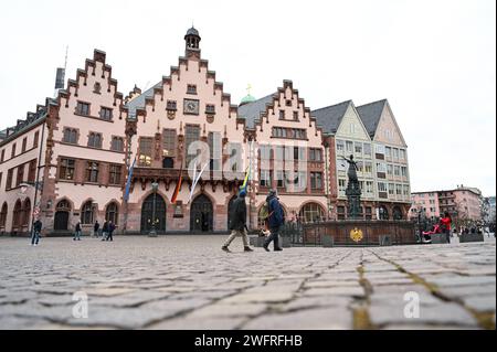 Der Frankfurter Römer und der Gerechtigkeitsbrunnen auf dem Roemerberg Foto vom 31.01.2024. Der Roemer ist seit dem 15. Jahrhundert das Rathaus der Stadt Frankfurt am Main und mit seiner charakteristischen Treppengiebelfassade eines Ihrer Wahrzeichen. Er ist als Zentrum der Stadtpolitik Sitz der Stadtvertreter und des Oberbuergermeisters. *** Der Frankfurter Römer und der Justizbrunnen auf dem Roemerberg Foto vom 31 01 2024 der Roemer ist seit dem 15. Jahrhundert das Rathaus der Stadt Frankfurt am Main und mit seiner charakteristischen Stufengiebelfassade auf Stockfoto