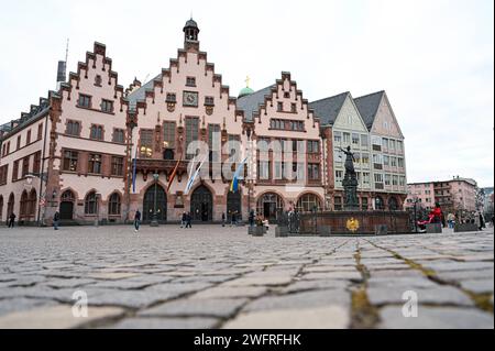 Der Frankfurter Römer und der Gerechtigkeitsbrunnen auf dem Roemerberg Foto vom 31.01.2024. Der Roemer ist seit dem 15. Jahrhundert das Rathaus der Stadt Frankfurt am Main und mit seiner charakteristischen Treppengiebelfassade eines Ihrer Wahrzeichen. Er ist als Zentrum der Stadtpolitik Sitz der Stadtvertreter und des Oberbuergermeisters. *** Der Frankfurter Römer und der Justizbrunnen auf dem Roemerberg Foto vom 31 01 2024 der Roemer ist seit dem 15. Jahrhundert das Rathaus der Stadt Frankfurt am Main und mit seiner charakteristischen Stufengiebelfassade auf Stockfoto