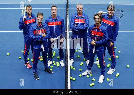 Die tschechischen Spieler Adam Pavlasek, Vit Kopriva, Jiri Lehecka, der nicht spielende Kapitän Jaroslav Navratil, Tomas Machac und Jakub Mensik posieren auf dem Spielfeld Stockfoto