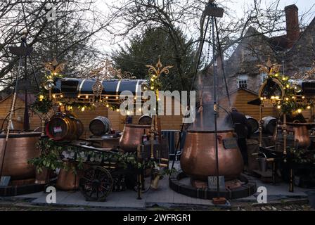 Glühweinverkäufer auf dem Winchester Christmas Market im Dezember Stockfoto