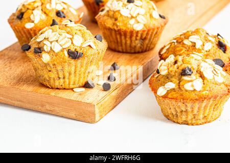 Gesunde Hafer Muffins mit Schokoladenchips Low Angle Close-up Foto Stockfoto