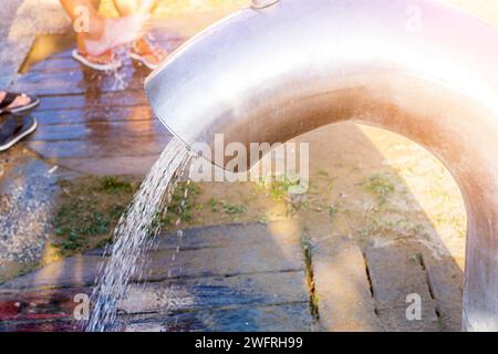 Ein Ort, um die Füße am Strand an sonnigen Tagen zu waschen. Wasserstrahl aus einem modernen großen Wasserhahn. Stockfoto