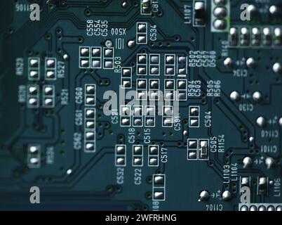Eine Nahaufnahme, die das komplizierte Design einer Leiterplatte (PCB) mit verschiedenen elektronischen Komponenten zeigt Stockfoto