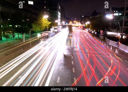 Langzeitaufnahme von Ampelwegen auf Straßen in der Stadt bei Nacht Stockfoto