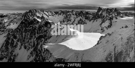 Gruppe von Skifahrern in der Nähe von Aiguille du Midi, Mont Blanc, Frankreich Stockfoto