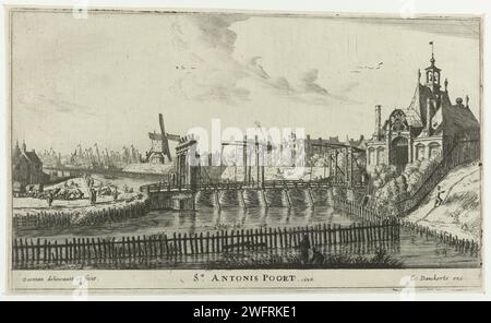 Ansicht des Zweiten Sint-Antoniepoorts in Amsterdam, Reinier Nooms, um 1654 - 1701 Print Ansicht des Zweiten Sint-Antoniepoorts und der dazugehörigen Brücke in Amsterdam im Jahre 1636, von außerhalb der Stadt gesehen. Verschiedene Figuren auf der Bank und auf der Brücke. Nach der vierten Erklärung und dem Bau des ersten Muiderpoorts (1663) hatte dieses Gebäude seine Funktion als Stadttor verloren. Sie sollte 1670 abgerissen werden. Teil einer Presseserie über die Stadttore von Amsterdam. Amsterdamer Papierätzung / Trockenspitze / Gravur Stadttor. Brücke. kanal (+ Landschaft mit Figuren, Personal). Windmühle zweite Sint-Anton Stockfoto