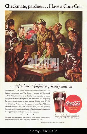 „The Coca-Cola is Here to Refresh You“ im amerikanischen Vintage-Stil für Coca-Cola während des Zweiten Weltkriegs, mit einer Gruppe von Soldaten, die sich um einen Tisch versammelten, auf dem Coca-Cola-Flaschen stehen. Die Soldaten sind in Uniform. Der Hintergrund ist dunkelgrün, und in der oberen rechten Ecke befindet sich ein Coca-Cola-Logo. Der Text lautet: „Erfrischung erfüllt eine freundliche Mission“ und „die Coca-Cola ist hier, um dich zu erfrischen“. Der Stil ist Propagandaplakate aus der Kriegszeit. - Amerikanische Werbung, Ära des Zweiten Weltkriegs Stockfoto