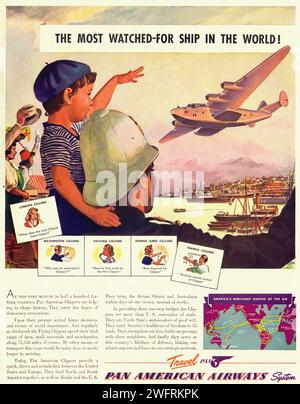 „DAS MEISTBEWACHTE SCHIFF DER WELT!“ „Le navire le plus attendu au Monde!“ Dies ist eine Vintage-Werbung für Pan American Airways während des Zweiten Weltkriegs Die Werbung zeigt eine große Illustration eines Flugzeugs von Pan American Airways, das über einen Hafen fliegt und von unten beobachtet wird. Die Werbung enthält auch eine Weltkarte mit verschiedenen Routen und Zielen. Der Stil der Werbung ist typisch für diese Zeit, mit kräftigen Farben. - Amerikanische Werbung, Ära des Zweiten Weltkriegs Stockfoto