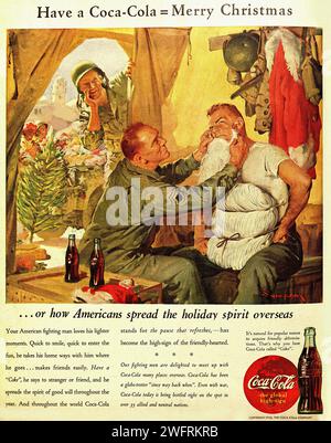 „Have a Coca-Cola = Frohe Weihnachten… Oder wie die Amerikaner den Weihnachtsgeist in Übersee verbreiten“ Dies ist eine Vintage-Werbung für Coca-Cola aus den Vereinigten Staaten während des Zweiten Weltkriegs Die Werbung zeigt einen Soldaten und ein Kind, das sich eine Coca-Cola teilt. Der Soldat trägt eine grüne Uniform und das Kind trägt einen roten Mantel und Hut. Der Hintergrund ist eine festliche Weihnachtsszene mit einem Baum und Geschenken. Die Werbung ist im Retro-Stil mit handgezeichnetem Look gehalten. - Amerikanische Werbung, Ära des Zweiten Weltkriegs Stockfoto