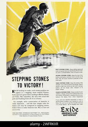 „STEPPING STONES TO VICTORY“ Eine alte amerikanische Werbung aus der Zeit des Zweiten Weltkriegs, in der ein Soldat in voller Ausrüstung auf gelbem Hintergrund läuft. Der Soldat trägt ein Gewehr und bewegt sich zur rechten Seite des Bildes. Der Text im Bild lautet: „TREPPING STONES TO VICTORY“. Die Werbung bezieht sich auf Exide Batterien. Das Bild hat einen grafischen Stil mit fetten Linien und Farben. - Amerikanische Werbung, Ära des Zweiten Weltkriegs Stockfoto