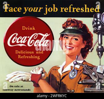 „FACE YOUR JOB ERFRISCHTES GETRÄNK COCA-COLA KÖSTLICH UND ERFRISCHEND IM VERKAUF AN U-BAHN-ZEITUNGSSTÄNDEN“ Eine Vintage-amerikanische Werbung für Coca-Cola während des Zweiten Weltkriegs Das im Retro-Stil gerenderte Bild zeigt eine Frau in brauner Uniform, die eine Coca-Cola-Flasche vor einem senfgelben Hintergrund hält. Die Frau steht vor einem großen roten Kreis mit dem Coca-Cola-Logo und dem Schriftzug „Delicious and Refreshing“ in weiß. Oberhalb des roten Kreises steht der Text „Face your Job erfrischt“ in weiß, darunter „on Sale at U-Bahn Newsstand“ in weiß. - Americ Stockfoto