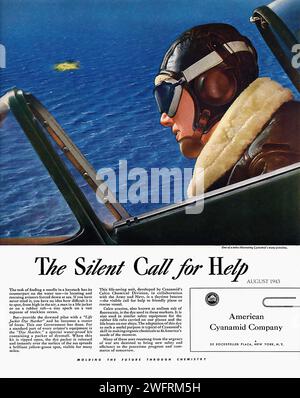 „The Silent Call for Help“ dieses Bild ist eine Vintage-Werbung der Cyanamid Company, die auf August 1943 während des Zweiten Weltkriegs in den Vereinigten Staaten zurückgeht. Der Werbespot mit dem Titel „der stille Anruf nach Hilfe“ zeigt einen Piloten in einem Cockpit, der in einem Lederhelm und einer Schutzbrille getragen ist und auf das tiefblaue Meer blickt, wo in der Ferne eine gelbe Rettungsfackel zu sehen ist. Der grafische Stil des Bildes ist charakteristisch für die Epoche, mit Schwerpunkt auf kräftigen Farben und dramatischen Szenen. Der Werbetext, der in Schwarzweiß auf der rechten Seite des Bildes dargestellt wird, beschreibt die Stockfoto