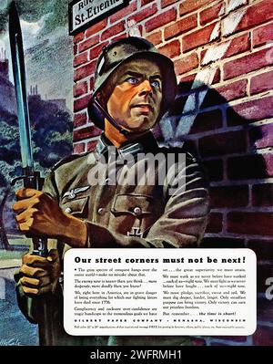 „UNSERE STRASSENECKEN DÜRFEN NICHT DIE NÄCHSTEN SEIN!“ Ein US-Propagandaplakat aus dem Zweiten Weltkrieg, auf dem ein deutscher Soldat mit einem Gewehr vor einem Backsteingebäude steht. Der Text in Großbuchstaben lautet: „UNSERE STRASSENECKEN DÜRFEN NICHT ALS NÄCHSTES SEIN!“ Der Stil des Bildes ist grafisch und fett, mit starker Farb- und Kontrastwirkung. - Amerikanische Werbung, Ära des Zweiten Weltkriegs Stockfoto