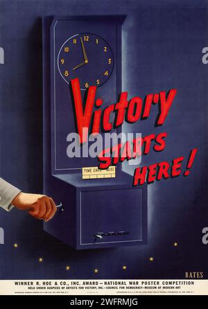 „Der Sieg Beginnt Hier!“ Ein altes US-Propaganda-Poster aus dem Zweiten Weltkrieg mit einer blauen Uhr und einer Hand. Der Text „der Sieg beginnt hier!“ Wird in roten Großbuchstaben geschrieben. Das Poster ist in einem für diese Zeit typischen grafischen Stil gehalten. - Amerikanische Werbung, Ära des Zweiten Weltkriegs Stockfoto