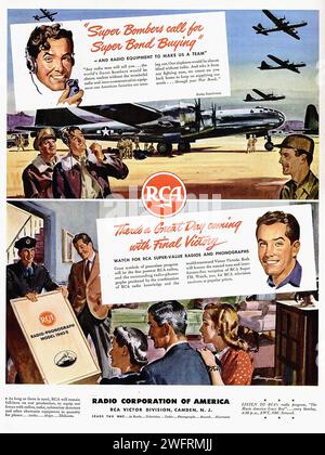 „Super Bombers Call for Super Bombardiers“ „There’s a Great Day Coming with final Victory“, „RADIO CORPORATION OF AMERICA“, „RCA VICTOR DIVISION, CAMDEN, N.J.“, Ein Vintage-Propagandaplakat der USA aus dem Zweiten Weltkrieg. Das Poster ist in einem realistischen Stil mit einer Farbpalette von Blau, Braun und Rot. Es ist in zwei Abschnitte unterteilt, der obere Teil zeigt ein Bomberflugzeug, das über eine Landschaft vor blauem Himmel fliegt, und der untere Teil zeigt eine Familie, die sich um ein Radio versammelt hat, mit einem Mann, der eine Zeitung hält und die Überschrift „RADIO PROGRESS“ trägt. - Amerikanische Werbung, Ära des Zweiten Weltkriegs Stockfoto