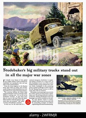 „STUDEBAKER’s BIG MILITARY TRUCKS HEBEN SICH IN ALLEN WICHTIGEN KRIEGSGEBIETEN HERVOR“ Vintage-Propagandaplakat der USA aus dem Zweiten Weltkrieg mit einem Studebaker-Truck in einer Kriegszone mit Soldaten und militärischer Ausrüstung im Hintergrund. Das Poster ist in einem realistischen Stil - amerikanische Werbung (USA), Ära des Zweiten Weltkriegs Stockfoto