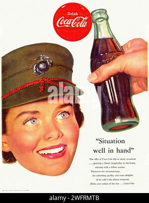Trinken Sie Coca-Cola Situation gut in der Hand ob für den Moment, entspannen mit einem Freund, Gastfreundschaft ist das Ding, oder beweisen Sie einen Punkt, Coca-Cola ist immer willkommen Machen Sie Ihre Serie des Tages… Coca-Cola Eine Vintage-Werbung für Coca-Cola mit einer Hand, die eine Flasche Coca-Cola hält. Die Flasche ist eine klassische Coca-Cola-Flasche mit einem roten Etikett und weißem Text. Der Hintergrund ist ein weißer Hintergrund mit einem roten Kreis mit der Aufschrift „Drink Coca-Cola“. Die Werbung zeigt auch eine Frau, die eine grüne Militärmütze mit einem roten Seil und einem silbernen Emblem trägt. - Amerikanische Werbung, Ära des Zweiten Weltkriegs Stockfoto