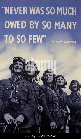 "'NIE WAR SO VIEL VON SO VIELEN BIS SO WENIGEN' DEM PREMIERMINISTER SCHULDIG' | VINTAGE BRITISH ADVERTISING. Dieses Bild ist ein Vintage-Rekrutierungsplakat der Royal Air Force mit dem berühmten Zitat des Premierministers. Es zeigt eine Gruppe von RAF-Piloten, die mit einem Gefühl von Entschlossenheit und Stolz in den Himmel blicken. Der Hintergrund ist ein blauer Himmel mit Wolken, der die Luftschlachten symbolisiert. Das Poster ist eine ergreifende Erinnerung an die Tapferkeit der Piloten in einem entscheidenden Moment der Geschichte. Der Stil des Plakats ist realistisch mit einem patriotischen Farbschema, das das Wesen der Ära einfängt. Stockfoto