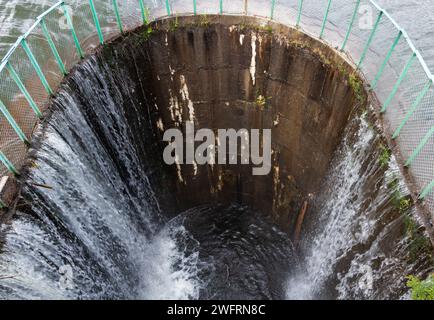 Wasserfall in einem tiefen Wehr auf einem See. Stockfoto