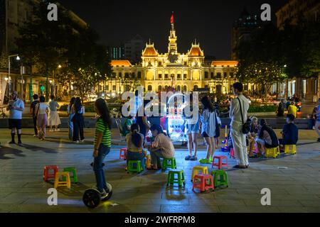 Street-Food-Händler am Ho-Chi-Minh-Platz in der Nacht, Ho-Chi-Minh-Stadt, Vietnam Stockfoto