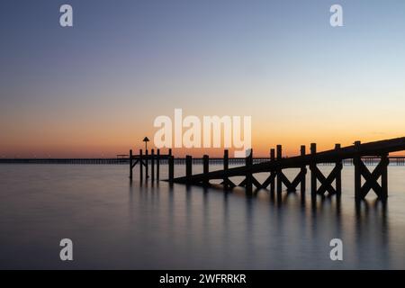 Hochwasser bei Sonnenuntergang am Jubilee Beach, Southend-on-Sea, Essex, England, Großbritannien Stockfoto