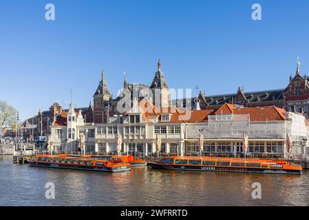 Pleasure Cruisers legten an einem Kanal in Amsterdam, Nordholland, Niederlande. Stockfoto