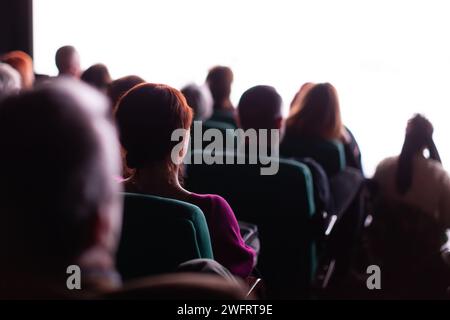 Leute schauen sich ein Theaterstück an Stockfoto