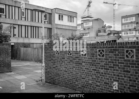 Das Anwesen Thamesmead in South East London SE wird derzeit von Peabody renoviert. Stockfoto