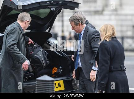 London, Großbritannien. Januar 31, 2024. Alister Jack MP (Secretary of State for Scotland) verladet Gepäck in sein Auto in Whitehall, bevor es nach Norden geht, um die COVID-Anfrage zu bezeugen. Credit: Phil Robinson/Alamy Live News Stockfoto