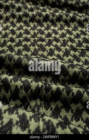 Keffieh Schal. Die Textur des traditionellen Baumwoll-symbolischen arabischen Schals. Khaki Hintergrund. Stockfoto