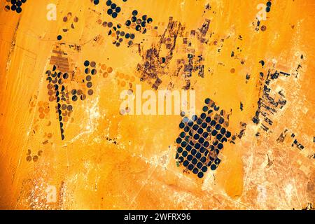 Kreisförmiger Ackerbau in einer Wüstenregion in Ägypten. Digitale Verbesserung eines NASA-Bildes. Stockfoto