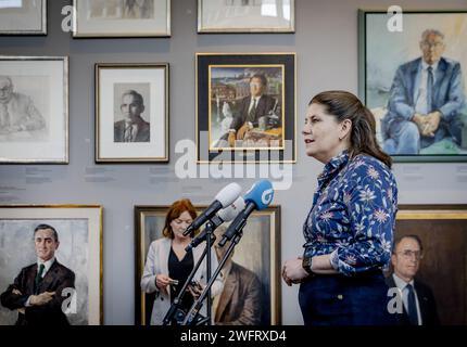 DER scheidende Staatssekretär Fleur Graper (Kultur und Medien) in den HAAG spricht vor der Presse über den Bericht des Forschungsausschusses für das Verhalten und die Kultur der Rundfunkanstalten (OGCO) von Martin van Rijn. Der Bericht zeigt, dass transgressives Verhalten in den nationalen öffentlich-rechtlichen Rundfunkanstalten weit verbreitet ist. ANP REMKO DE WAAL niederlande raus - belgien raus Stockfoto