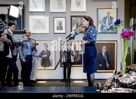 DER scheidende Staatssekretär Fleur Graper (Kultur und Medien) in den HAAG spricht vor der Presse über den Bericht des Forschungsausschusses für das Verhalten und die Kultur der Rundfunkanstalten (OGCO) von Martin van Rijn. Der Bericht zeigt, dass transgressives Verhalten in den nationalen öffentlich-rechtlichen Rundfunkanstalten weit verbreitet ist. ANP REMKO DE WAAL niederlande raus - belgien raus Stockfoto