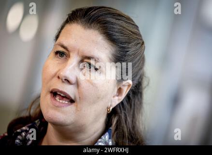DER scheidende Staatssekretär Fleur Graper (Kultur und Medien) in den HAAG spricht vor der Presse über den Bericht des Forschungsausschusses für das Verhalten und die Kultur der Rundfunkanstalten (OGCO) von Martin van Rijn. Der Bericht zeigt, dass transgressives Verhalten in den nationalen öffentlich-rechtlichen Rundfunkanstalten weit verbreitet ist. ANP REMKO DE WAAL niederlande raus - belgien raus Stockfoto