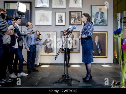 DER scheidende Staatssekretär Fleur Graper (Kultur und Medien) in den HAAG spricht vor der Presse über den Bericht des Forschungsausschusses für das Verhalten und die Kultur der Rundfunkanstalten (OGCO) von Martin van Rijn. Der Bericht zeigt, dass transgressives Verhalten in den nationalen öffentlich-rechtlichen Rundfunkanstalten weit verbreitet ist. ANP REMKO DE WAAL niederlande raus - belgien raus Stockfoto