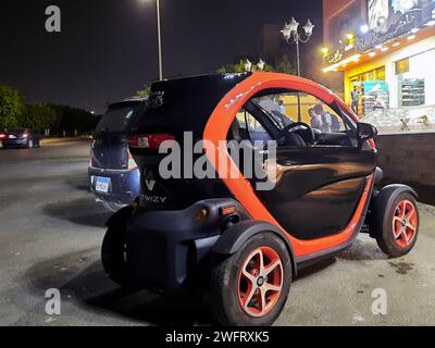 Kairo, Ägypten, 12. Oktober 2023: Der Renault Twizy, ein zweisitziges Elektroauto, das von Renault entwickelt und vermarktet wurde, ein leichtes oder schweres Vierrad-Fahrzeug Stockfoto