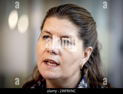 DER scheidende Staatssekretär Fleur Graper (Kultur und Medien) in den HAAG spricht vor der Presse über den Bericht des Forschungsausschusses für das Verhalten und die Kultur der Rundfunkanstalten (OGCO) von Martin van Rijn. Der Bericht zeigt, dass transgressives Verhalten in den nationalen öffentlich-rechtlichen Rundfunkanstalten weit verbreitet ist. ANP REMKO DE WAAL niederlande raus - belgien raus Stockfoto
