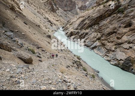 Wanderung nach Zanskar über dem Fluss Tsarab Chu, Ladakh, Indien Stockfoto