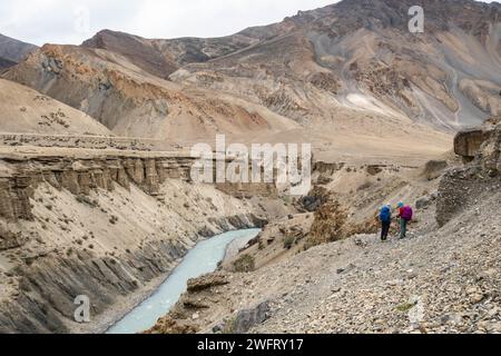 Wanderung nach Zanskar über dem Fluss Tsarab Chu, Ladakh, Indien Stockfoto