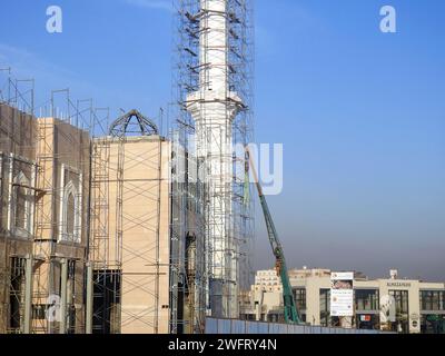 Kairo, Ägypten, 20. Januar 2024: Baustelle einer neuen Moschee mit einer Stahlkonstruktion der Kuppel und Gerüste entlang des Minaretts des Masji Stockfoto