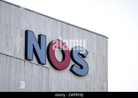 HILVERSUM – Exterior NOS (Dutch Broadcasting Foundation) in Hilversum stellt die OGCO den Forschungsbericht über soziale Sicherheit beim öffentlich-rechtlichen Rundfunk und beim NPO vor. Die OGCO wurde im November 2022 gegründet, nachdem der Volkskrant einen artikel über angebliches unangemessenes Verhalten unter anderem von Matthijs van Nieuwkerk an der Draait-Tür von de Wereld veröffentlichte. ANP ROBIN VAN LONKHUIJSEN niederlande aus - belgien aus Stockfoto