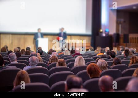 Leute, die an einem Gemeinschaftsseminar teilnehmen Stockfoto