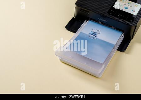 Antalya, Türkei – 31. Januar 2024: Mobiler Fotodrucker Canon SELPHY CP1500 auf gelbem Hintergrund Stockfoto