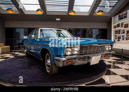 Antalya, Türkei - 1. Februar 2024: 1966 Chevrolet Impala im Automobilmuseum Antalya Stockfoto