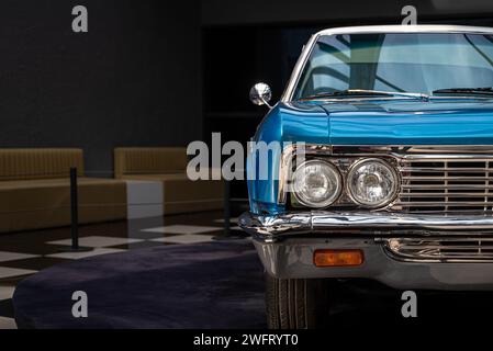 Antalya, Türkei - 1. Februar 2024: 1966 Chevrolet Impala im Automobilmuseum Antalya Stockfoto