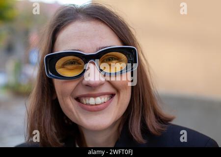 Porträt der schönen jungen Frau lächelnd Stockfoto