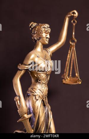 Detail der Justizstatue auf dunklem Hintergrund Stockfoto